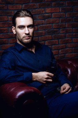 Sakin görünümlü bir adam