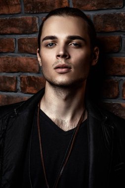 Yakışıklı genç adam.