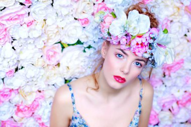 pembe ışık. Parfüm, kozmetik kavramı.