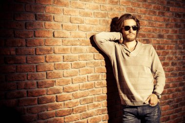 Casual yakışıklı adam