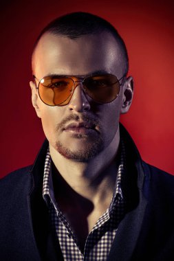 kısa saç kesimi. Denim koleksiyonu.