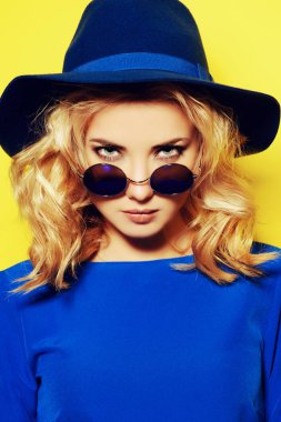 Yaz yakında. Parlak moda kavramı.