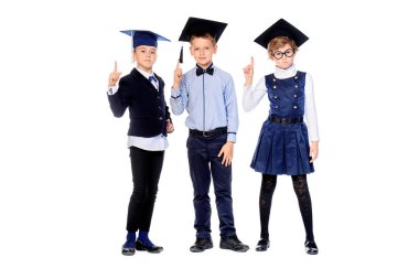 Dikkat, birlikte akademik şapkalı poz üç akıllı okul. 