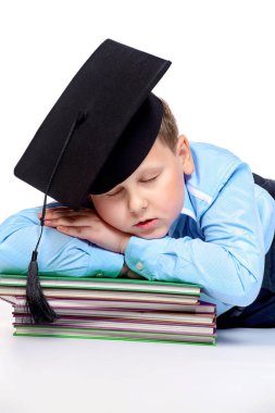 Tatlı rüyalar, akademik şapkalı kitap uyuyan çocuk.