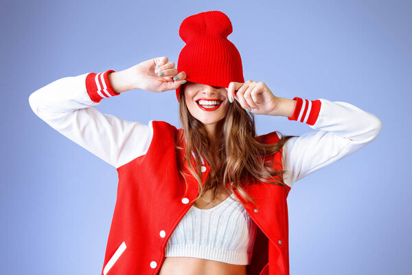 весело с шляпой
