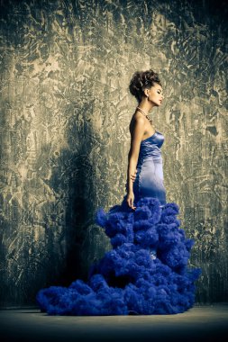 büyüleyici genç kadın