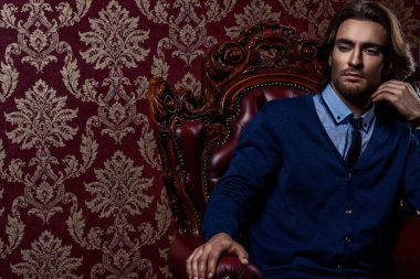 Daire klasik vintage iç saygın adam. 