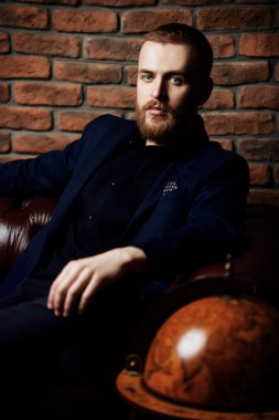 çatı katı iç. Erkek güzelliği, moda.