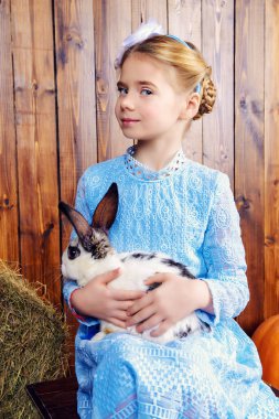 Bunny dizlerinin üzerinde