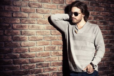 adam tuğla duvar tarafından