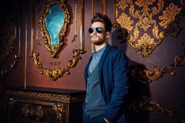 başarılı yakışıklı adam