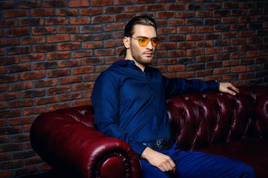 yakışıklı adam. Kış modası.