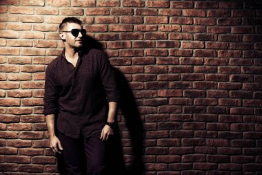 Yakışıklı olgun adam.