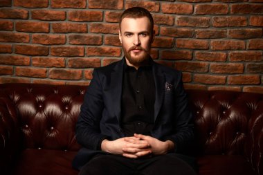 Heybetli iyi giyimli adam