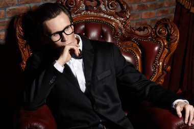 ciddi düşünceler iyi giyimli adam