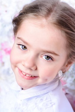 gülümseyen melek kız