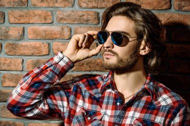 güneş gözlüklü adam