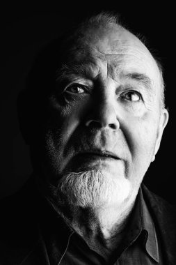 karanlık yaşlı bir adam portresi