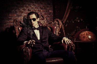 De heybetli giyinmiş adam, luxuruious hayat