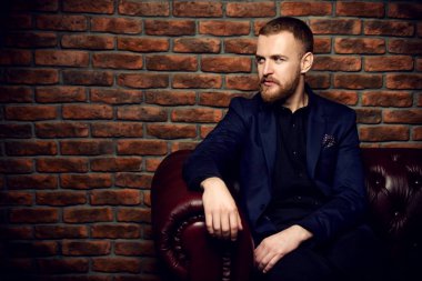 Sakin yakışıklı adam