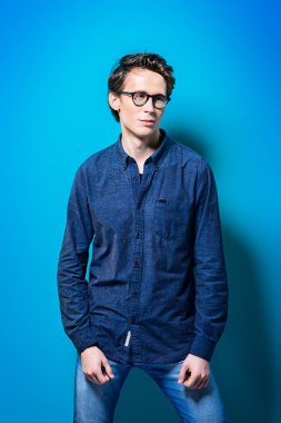 Genç adam, rahat kıyafetler