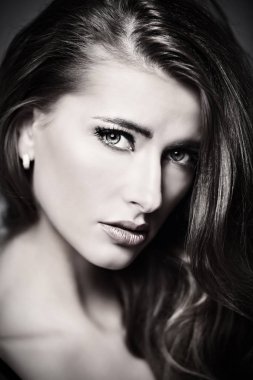 makyaj ve dalgalı saç