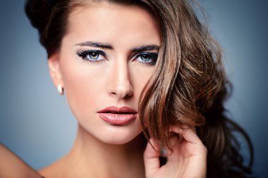  Koyu Makyajlı kadın