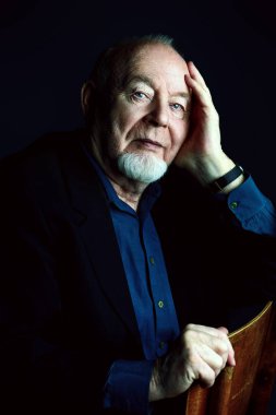 dalgın yaşlı adam