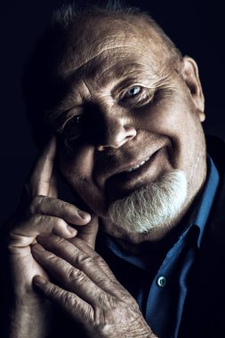 pozitif yaşlı adam