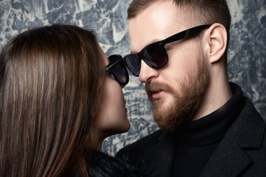 siyah güneş gözlüğü. Aşk kavramı.