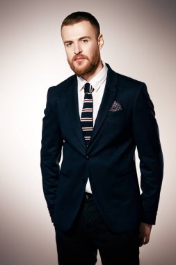 zarif klasik takım elbise