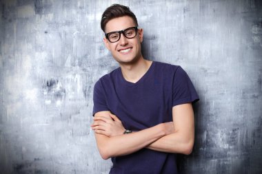 adam sağlıklı dişlere sahip