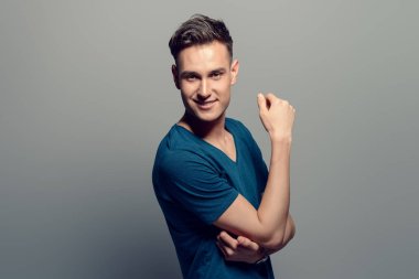 Atlético homem musculoso