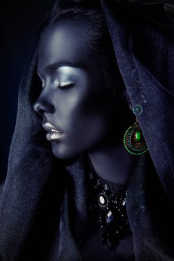 Bayan siyah kolye