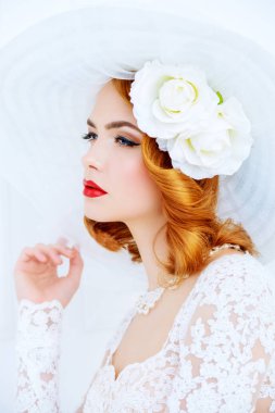 çiçek ile şık şapka