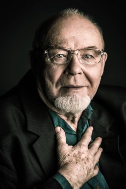 duygusal yaşlı adam