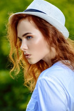 Kırmızı saçlı kız