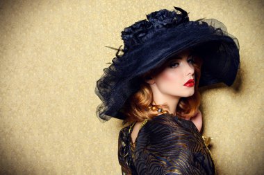 örtü ile siyah şapka