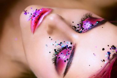 Parlak inci gibi gölgeler