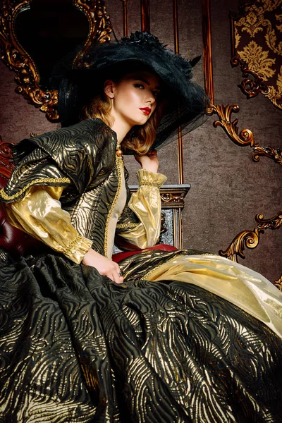 zarif tarihsel elbise