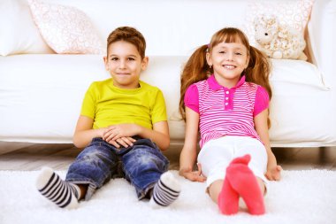 evde neşeli çocuklar