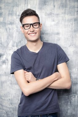 bardaklarda dostça adam