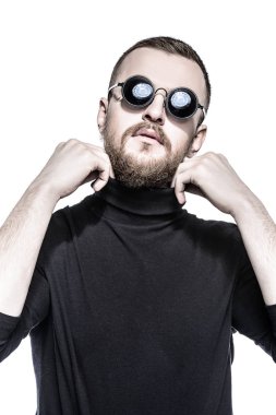 Gözlüklü cool adam