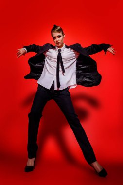 savurgan genç kadın