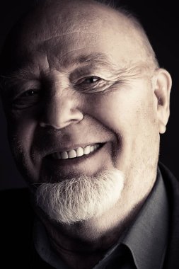 üst düzey man gülüyor