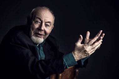 yaşlı adam konuşuyor