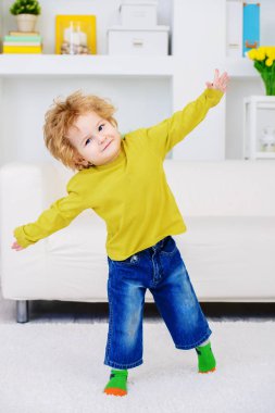 küçük oğlu evde oynamak