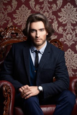 Şık takım elbiseli adam