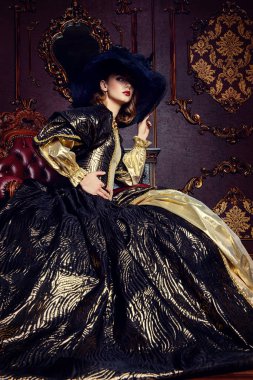 zarif kadın ekledi şapka