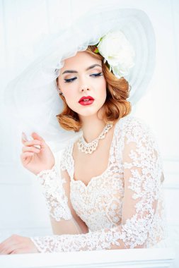 düğün elbise ve şapka